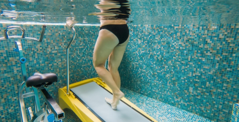 cinta dentro piscina