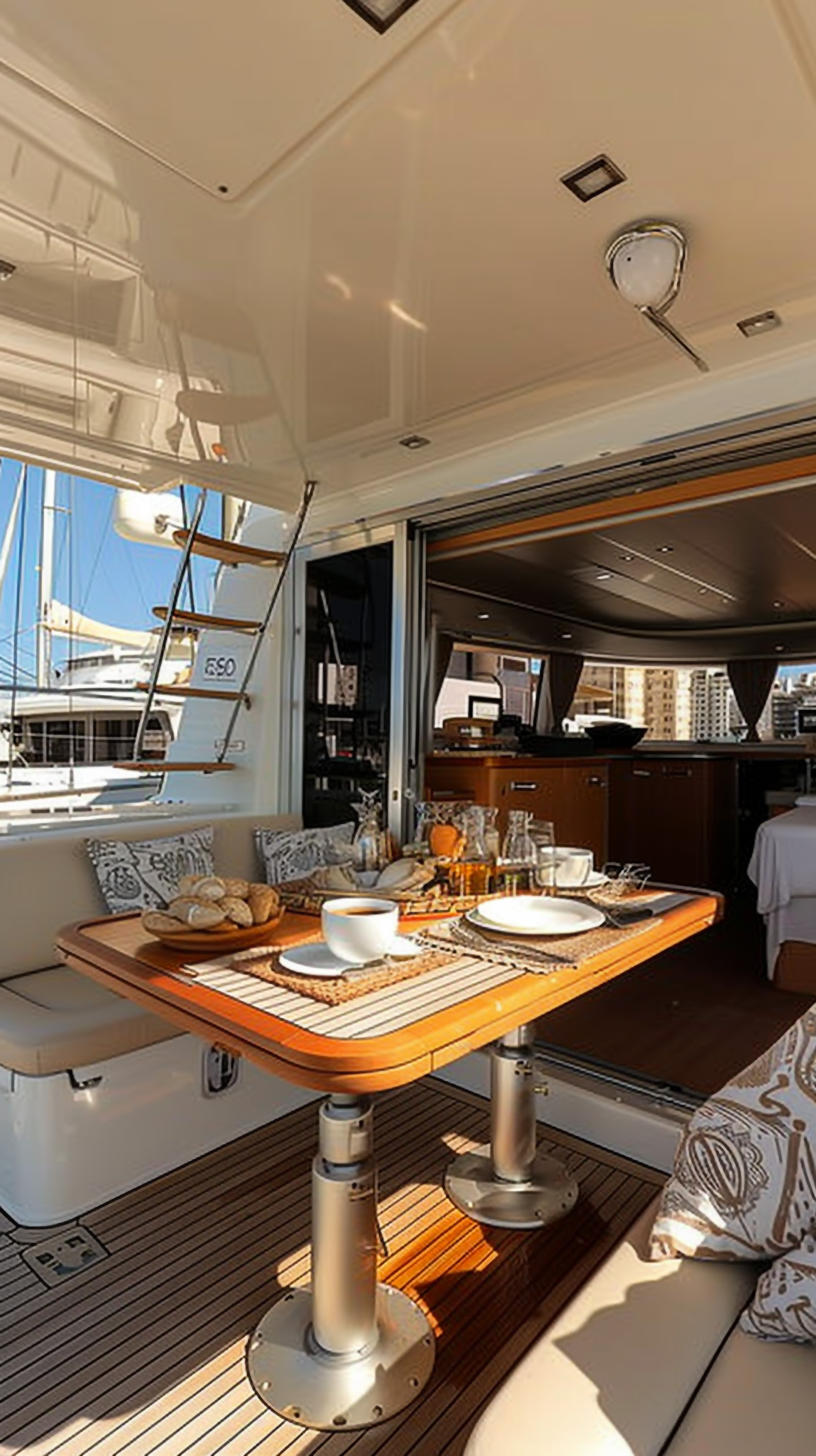 table-setting-luxury-motoryacht (1)